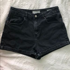 BLACK MOM SHORTS
